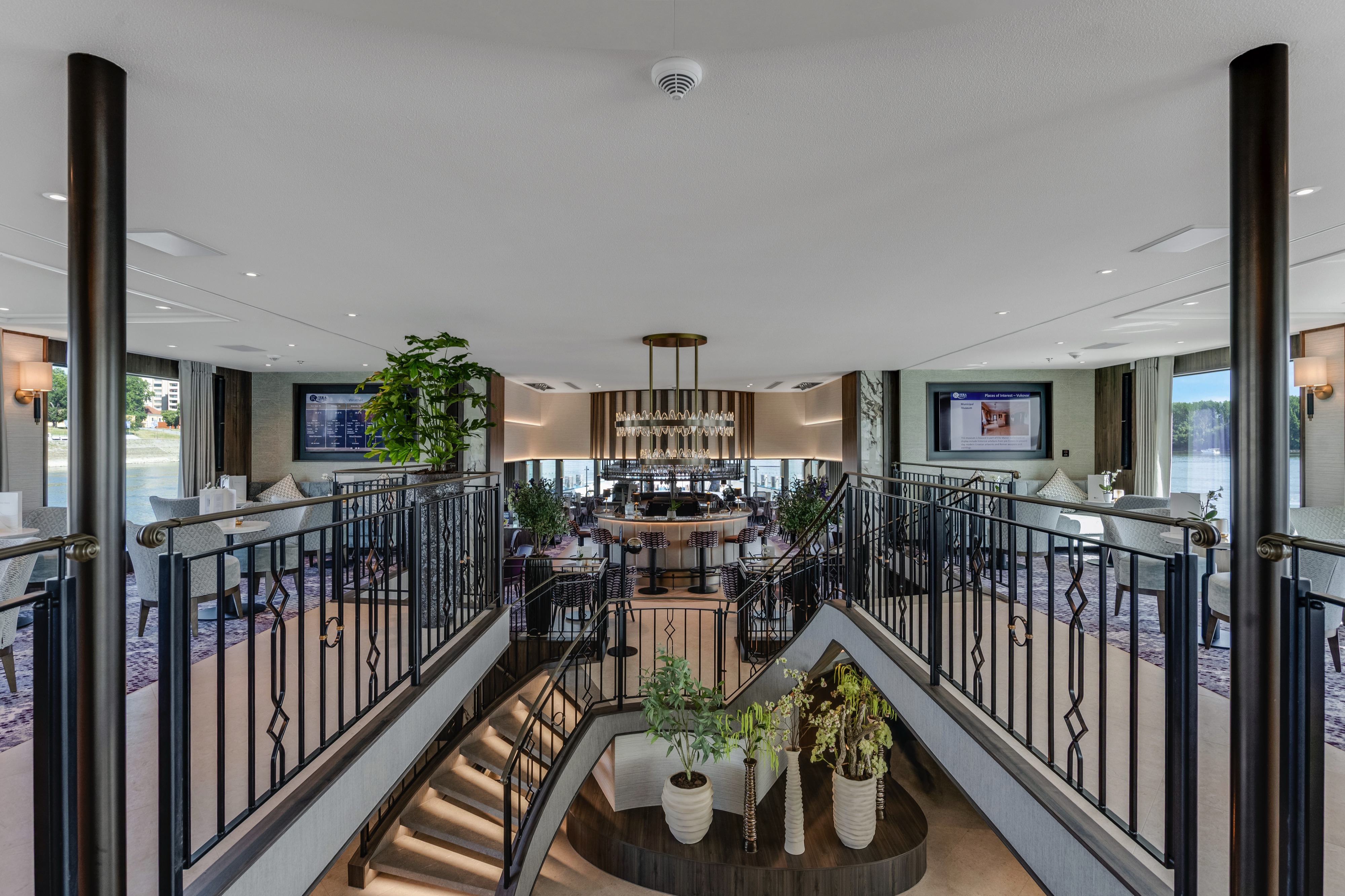 MS Riviera Radiance - Panorama Lounge and Bar